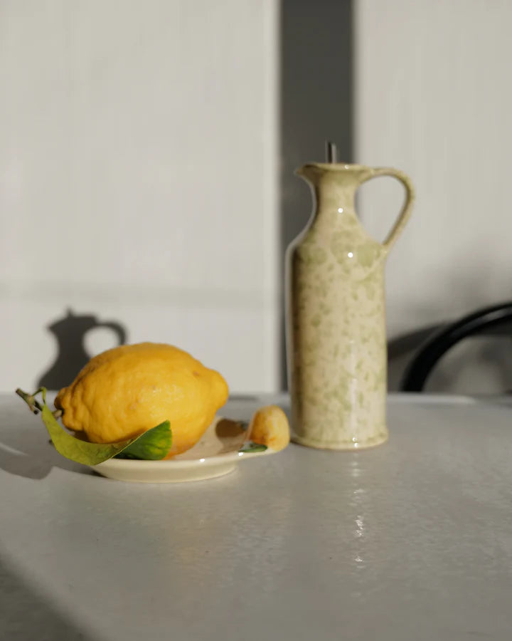 Il piatto di spicchi di limone