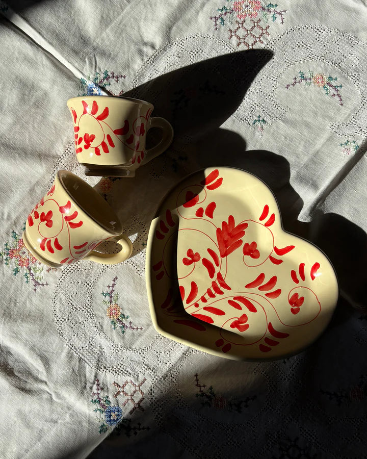 Tazze da caffè per 2 su un piatto a forma di cuore