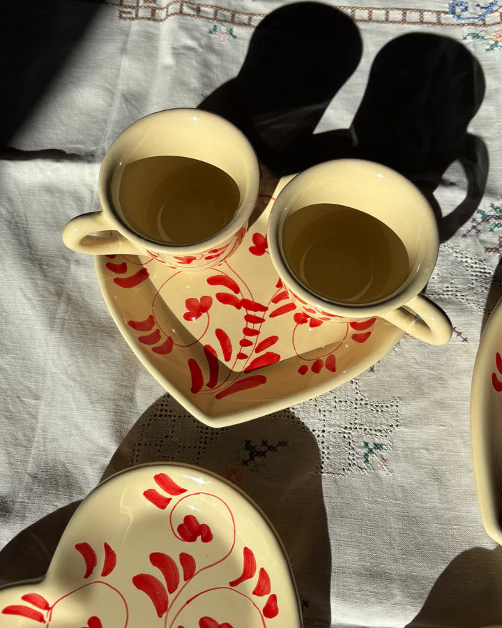 Tazze da caffè per 2 su un piatto a forma di cuore