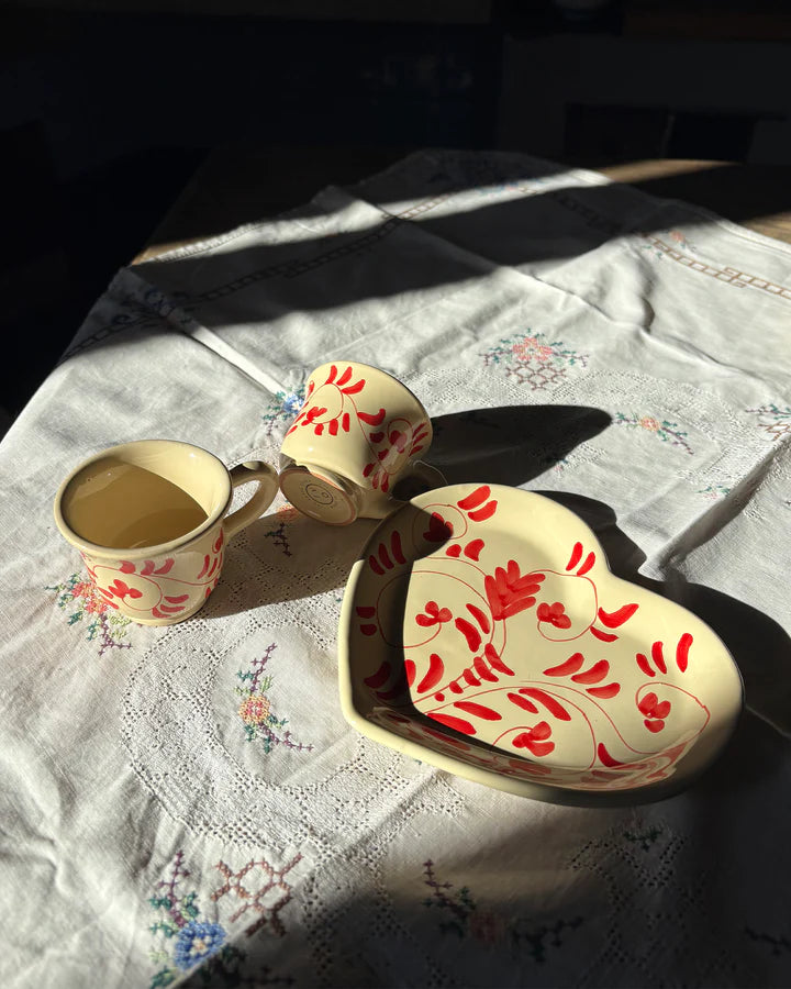 Tazze da caffè per 2 su un piatto a forma di cuore