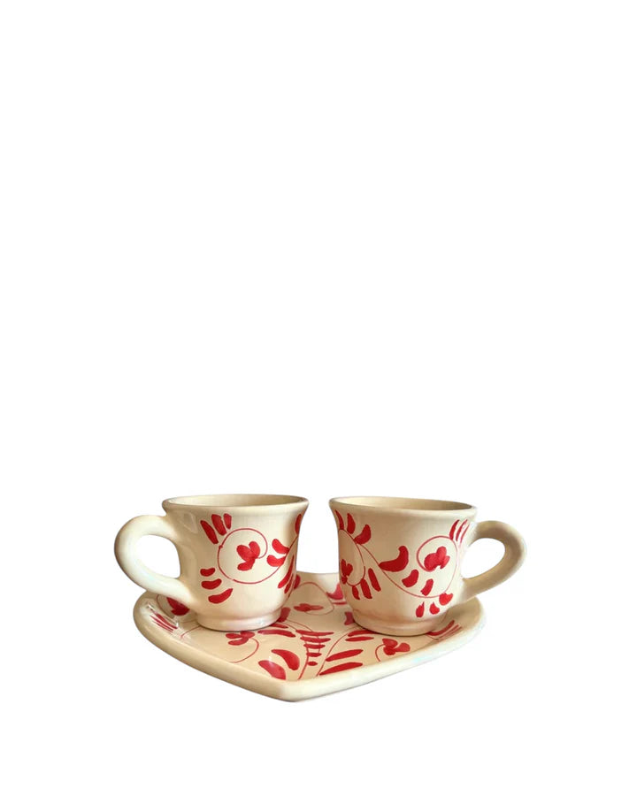 Tazze da caffè per 2 su un piatto a forma di cuore